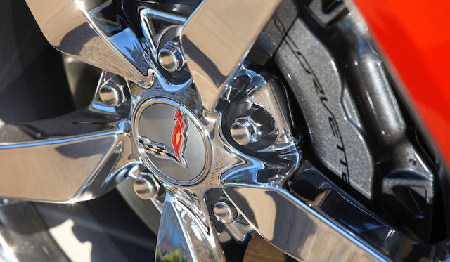 ブレーキディスクは直径320mm、キャリパーは4ピストン固定式