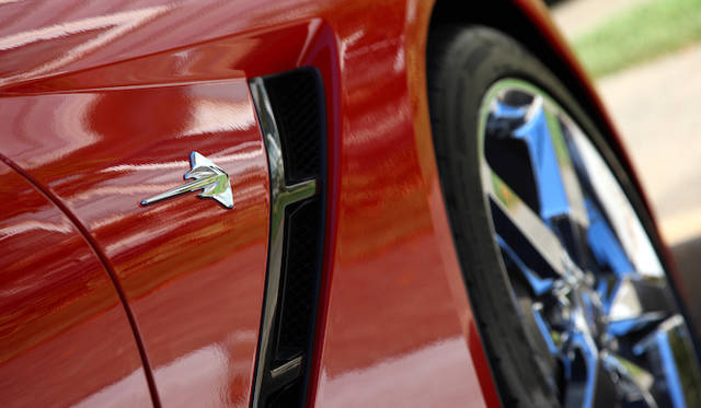 あらたに本国で付加された名称「スティングレー」は、アカエイのこと。ボディサイドには、そのままエイがシンボル化されたバッジがそなわる