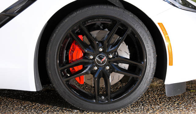 Z51は、タイヤサイズが前後ともに1インチアップされ、245/35R19、285/30R20