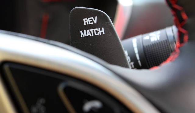 7MTモデルでも、シンクロレブ コントロールスイッチとして、パドルがそのまま残される