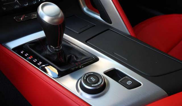 6段ATは、パドルシフトでも操作可能 