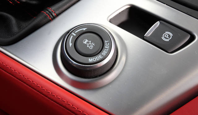 あたらしいコルベットには、5種類のドライブモードがそなわった。ウェザー、エコ、ツアー、スポーツ、そしてトラック。デフォルトはツアーだ