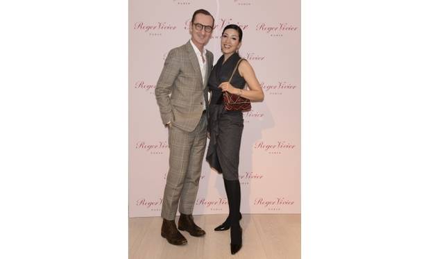 <strong>Roger Vivier｜銀座松屋オープン記念、レセプションパーティ開催</strong> モデルの安美佳さんとブルーノ・フリゾーニ氏