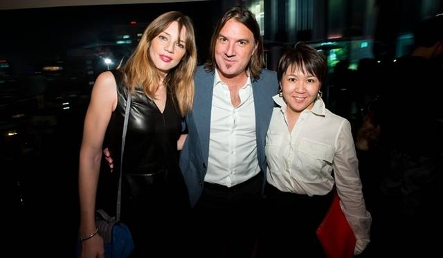 <strong>TRUSSARDI｜グレイハウンドロゴ40周年を祝うアニメーションムービー公開</strong>　カクテル／ディナーパーティにて。（左より）ガイア・トラサルディ氏、ジェームズ・リマ氏、清水裕子氏