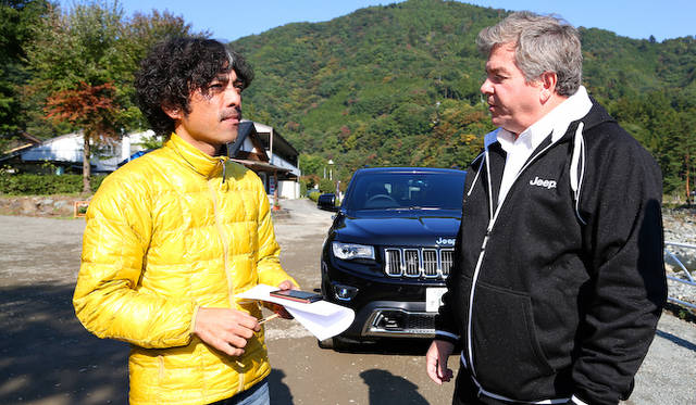 塩見智氏と、開発責任者のジョン・ボンザック氏