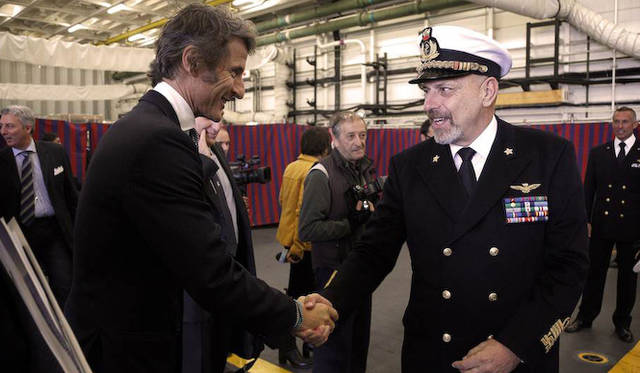 右はイタリア海軍のジュゼッペ・デ・ジョルジ提督（Chief of Italian Navy Admiral Giuseppe De Giorgi）、左はアウトモビリ ランボルギーニの代表兼CEOのステファン・ヴィンケルマン氏（President and CEO Stephan Winkelmann）。