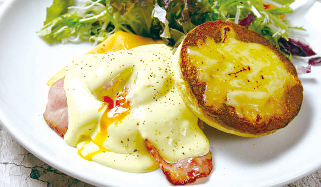「チーズエッグベネディクト」 980円　※15時以降の限定メニュー