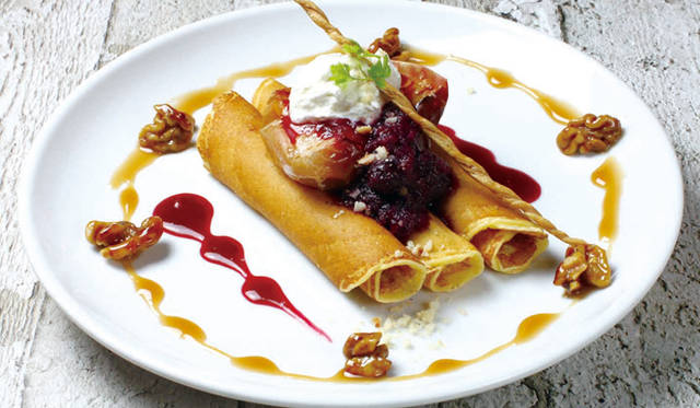 「リンゴのダークラムマリネのパンケーキ カラメルソース～クルミのキャラメリゼ添え～」 1200円