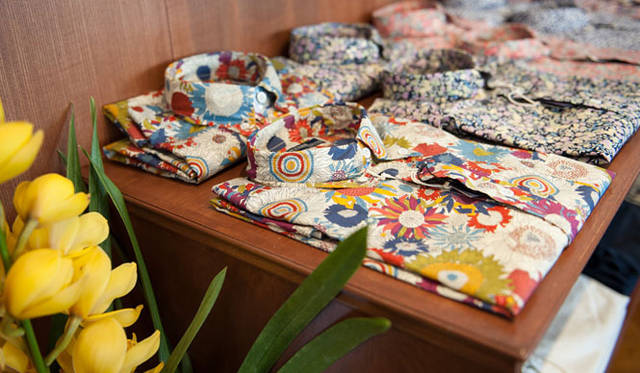 <strong>CONCEPTION STUDIO｜コンセプション スタジオ</strong>　「OFFERS（オファーズ）恵比寿店」　LIBERTY PRINTのシャツ各1万9950円