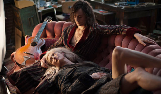 ジム・ジャームッシュ監督の指揮のもとで吸血鬼を演じたのは、ティルダ・スウィントン（右）とトム・ヒドルストン　© 2013 Wrongway Inc., Recorded Picture Company Ltd., Pandora Film, Le Pacte &Faliro House Productions Ltd. All Rights Reserved.