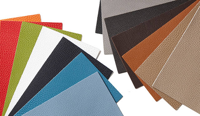 レギュラーの11色にくわえて、オーダーのみで展開する3色（ライムグリーン、ブルー、ゴールド）をくわえた全14色の革からセレクト