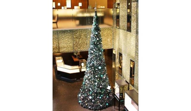 <strong>TIFFANY & Co.｜ティファニー</strong> クリスマスの喜びをブルーボックスにつめこんで。ティファニーのクリスマス フェア 　©Tiffany&Co.<br /><br />銀座にある旗艦店に飾られた6メートルの巨大クリスマスツリー