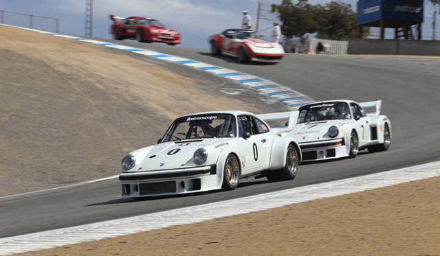 マツダ・ラグナセカ・レースウェイの名物、コークスクリューを駆け下りてくる往年のポルシェ934.5