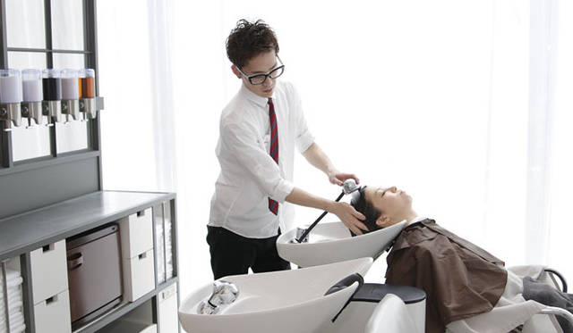 <strong>uka｜ウカ</strong>　 uka各店では、お客さまの頭皮・毛髪をカウンセリングし、最適なウカ ヘッドセラピー シリーズのシャンプー＆トリートメントを使用している