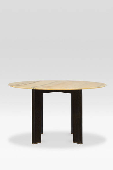 <strong>ARMANI / CASA</strong>　 NEW COLLECTION 2013-2014　テーブル「GIOVE（ジョーヴェ）」256万6200円<br>テーブルトップに大理石オニキスの一枚板を用いた贅たくなラウンドテーブルは世界13台限定。薄くかつ丸く仕上げた縁は、非常にエレガントで希少性が高く、板状にした脚も洗練されたデザインで、ラグジュアリー感が存分に楽しめる