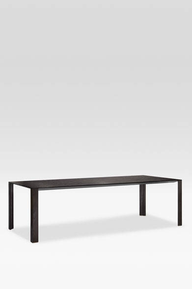 <strong>ARMANI / CASA</strong>　 NEW COLLECTION 2013-2014　テーブル「GREAT（グレート）」（JAPAN SIZE）176万4000円<br>テーブルトップを1cmまでに薄く研ぎ澄ませたシャープ感のあるテーブル。テーブルトップはアルミが内蔵された構造で、非常に堅牢かつ耐久性に優れている。一方、脚の部分は柔らかな曲線を描いたデザインで、シンプルななかにもこだわりのある仕上がり