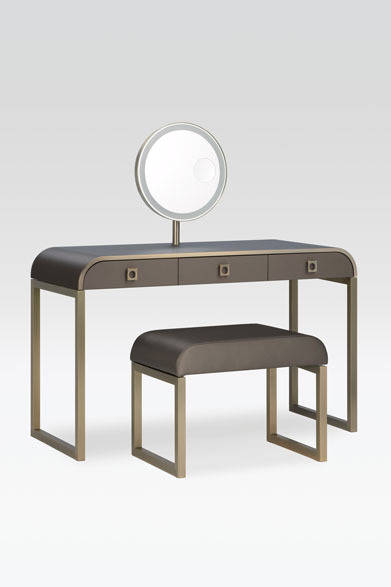 <strong>ARMANI / CASA</strong>　 NEW COLLECTION 2013-2014　「GLAM（グラム）」化粧台211万3650円、スツール43万500円<br>サイドに流れるようなペールゴールド色のラインが美しいフォルムを描き出した化粧台。洗練されたデザインだけでなく機能性に富み、3つの引き出しにくわえ、ミラーのフレーム部にはLEDライトを内蔵