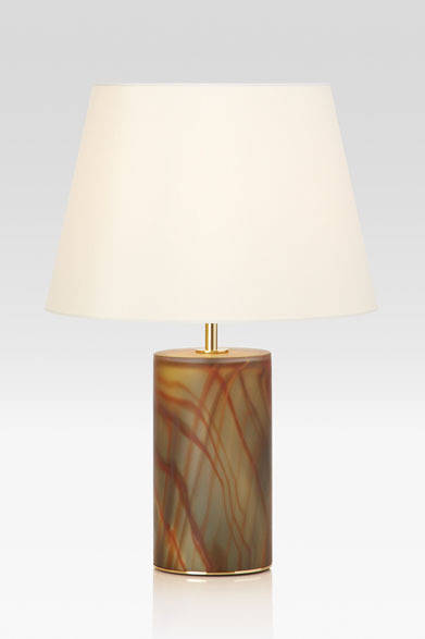 <strong>ARMANI / CASA</strong>　 NEW COLLECTION 2013-2014　テーブルランプ「GILDA（ギルダ）」31万7100円<br>ベース部分がムラノガラスのテーブルランプ。ベース内部にはLEDが仕込まれ、オレンジとグレーのマーブル模様がガラス越しの柔らかい光となって浮かびあがる。シェードのみ、ベースのみ、シェード＆ベースの3パターンで光を楽しむことができる