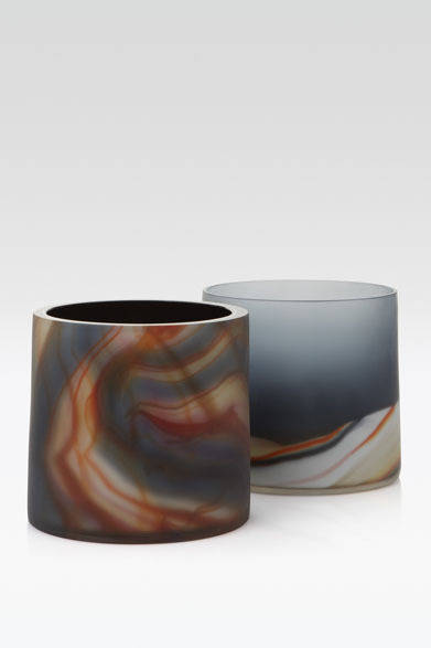 <strong>ARMANI / CASA</strong>　 NEW COLLECTION 2013-2014　花器「GALILEO（ガリレオ）」16万5900円<br>熟練した職人が一つひとつ創り出すムラノガラスの花器。伝統的な手法で生み出される幾層にも重なる色の表現は、より洗練した印象をあたえる