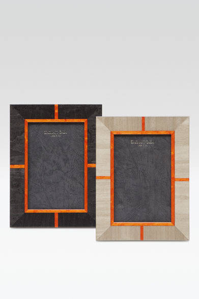 <strong>ARMANI / CASA</strong>　 NEW COLLECTION 2013-2014　フォトフレーム「GART（ガート）」各1万2600円<br>グリット模様からインスパイアされたフォトフレーム。オレンジのラインが鮮やかに映え、シャープさのなかにもエレガントな柔らかさが感じられる