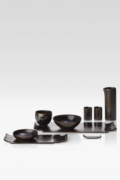 <strong>ARMANI / CASA</strong>　 NEW COLLECTION 2013-2014　スシプレートほか「GESTO（ジェスト）」スシプレート1万2600円ほか<br>オリエンタルさにインスピレーションされてデザインした磁器のシリーズ。すべてハンドメイドで製作され、硬質なものに仕上げるため繰り返し3回焼きを入れている。カラーはブラウンとサンドの2色展開