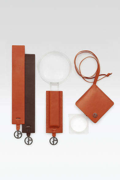 <strong>ARMANI / CASA</strong>　 NEW COLLECTION 2013-2014　しおり、虫眼鏡「GELLY（ゲリー）」しおり1万3650円ほか<br>上質なレザーに“GA”ロゴメタルパーツがほどこされたデスクアクセサリーシリーズはギフトにも最適。カラーはホワイト、オレンジ、ダークブラウンの3色展開