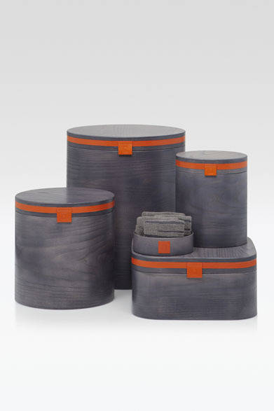 <strong>ARMANI / CASA</strong>　 NEW COLLECTION 2013-2014　ラウンドトレイほか「GOCCIA（ゴッチャ）」ラウンドトレイ2万3100円ほか<br>5サイズあるビーチウッド材のバスケットのシリーズ。ビーチウッド材に塗装を吹き付け、ふたの部分にはアクセントとしてレザーを装飾。レザーにはロゴの型押しがほどこされている