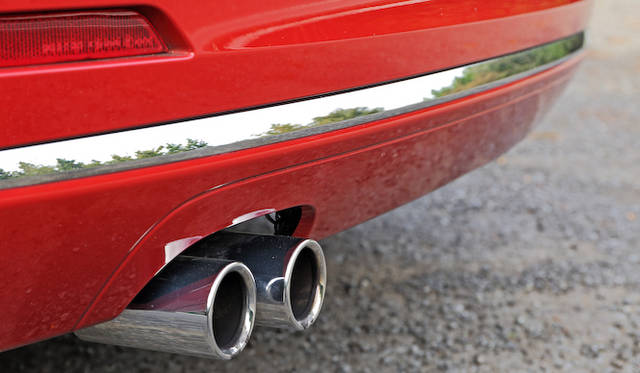 435iの左右2本出しデュアルエグゾーストテールパイプにたいし、428iはツインエグゾーストテールパイプがそなわる