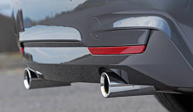 435iのテールパイプは左右2本出しデュアルエグゾースト、428iはツインエグゾーストテールパイプがそなわる