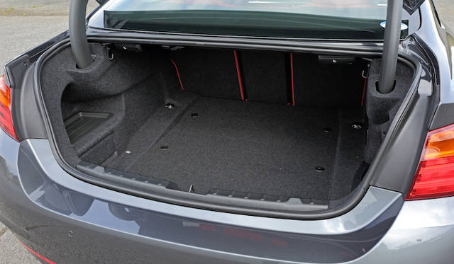トランク容量は445リットルを確保。リアシートは標準で60：40分割可倒を採用し、拡張も可能とする。さらに写真のモデルはオプションのスルーローディングシステム（2万8,000円）にすると、40：20：40の分割式となる