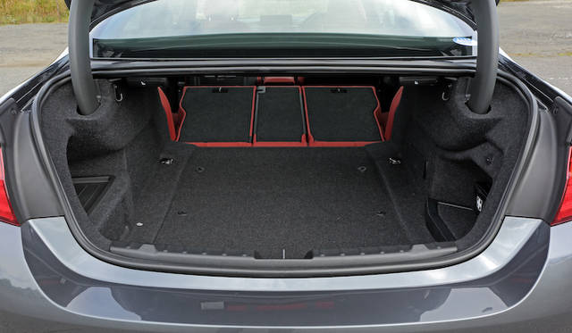 トランク容量は445リットルを確保。リアシートは標準で60：40分割可倒を採用し、拡張も可能とする。さらに写真のモデルはオプションのスルーローディングシステム（2万8,000円）にすると、40：20：40の分割式となる