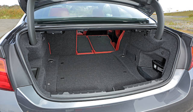 トランク容量は445リットルを確保。リアシートは標準で60：40分割可倒を採用し、拡張も可能とする。さらに写真のモデルはオプションのスルーローディングシステム（2万8,000円）にすると、40：20：40の分割式となる