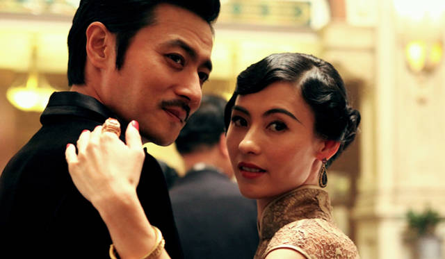 妖艶な悪女には、香港映画界のトップ・スター、セシリア・チャン（右）　© 2012 ZonboMedia