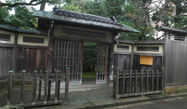 <strong>EAT｜1日1組の貸切料亭「辻家庭園～前田家家老旧横山家迎賓館～」</strong>　国の重要文化財である表門