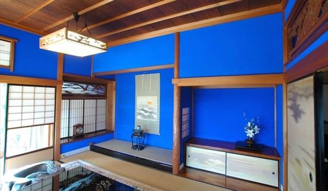 <strong>EAT｜1日1組の貸切料亭「辻家庭園～前田家家老旧横山家迎賓館～」</strong>　真っ青な壁が圧巻、豪華絢爛な群青の間