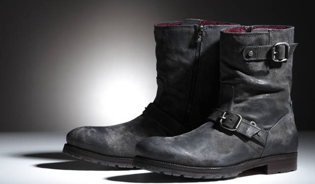 <strong>JIMMY CHOO｜ジミー チュウ</strong>　ブーツ15万150円（阪急メンズ東京 2階）