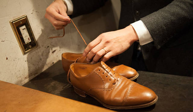 003_hankyu 表革の手入れ(1) まずシューレースを外す