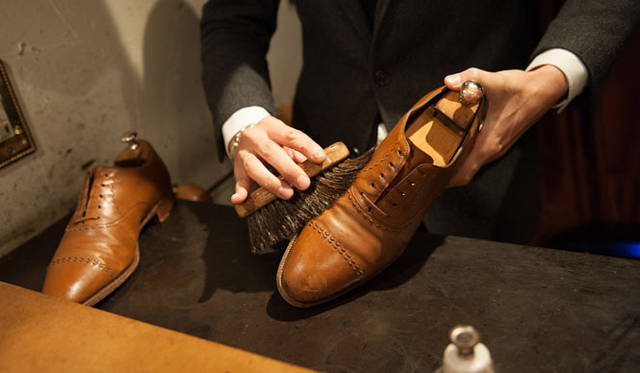 004_hankyu 表革の手入れ(2) ブラシで汚れ、ほこりを落とす、コバ部分も丁寧に。シューツリーを入れたまま手入れしていくのもポイント