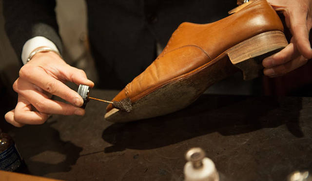 005_hankyu 表革の手入れ(3) コバ部分にコバインクを塗る