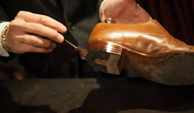 006_hankyu 表革の手入れ(4) コバやヒール部分に塗るのは、見た目を整える効果も