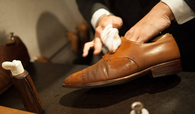 007_hankyu 表革の手入れ(5) 左のクリーナーをウェス(布)にとって全体を拭いていく。ポイントはやりすぎないこと。やりすぎは革を荒らしてしまう