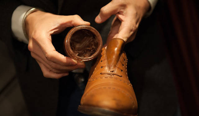 009_hankyu 表革の手入れ(7) 元の革の色はシューレースを外したタンの色を目安に。「靴を買ったときに革の色に合うクリームを購入するのもいいですね」と長谷川氏