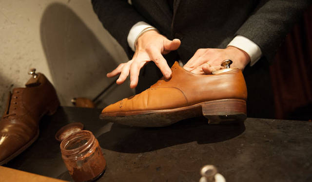 010_hankyu 表革の手入れ(8) ブリフトアッシュではクリームは指で塗り込んでいく。「指で温めながらやると染みこんでいくんです」という。家では布を巻いてやるのが無難だ