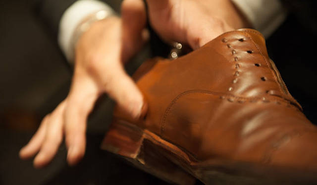 011_hankyu 表革の手入れ(9) クリームはたっぷり塗っていく