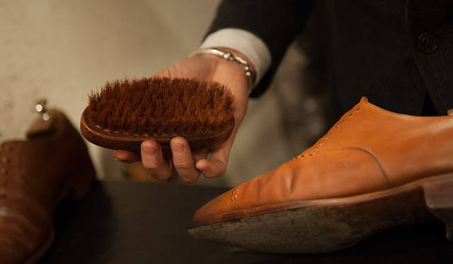 013_hankyu 表革の手入れ(10) クリームを塗ったらすぐブラシをかける。「時間をおいてはダメ。置いておくと表面でクリームが固まります」。
