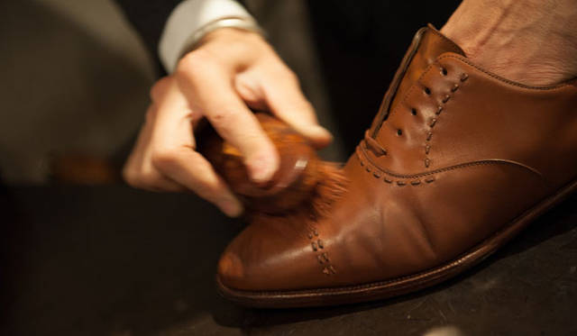 014_hankyu 表革の手入れ(11) ブラシでクリームを押し込んでいく感じ。「革が喜んでいます」と長谷川氏