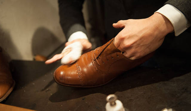 015_hankyu 表革の手入れ(12) ブラッシング後にウェスでから拭きする