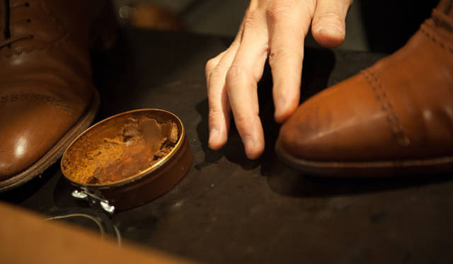 016_hankyu 表革の手入れ(13) つぎにポリッシュのためのワックスを。これもまず指で丁寧に