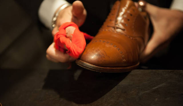 017_hankyu 表革の手入れ(14) ワックスでつま先とかかとを光らせていく。ウェスはネル生地がベスト