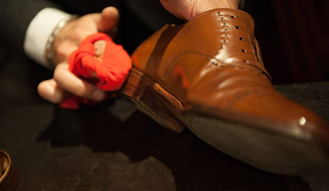 018_hankyu 表革の手入れ(15) ワックスは革によるが、厚塗りでOK。「つま先とかかとは歩いていてぶつけるので、プロテクトも兼ねて厚めに」。コバにもワックスを塗る